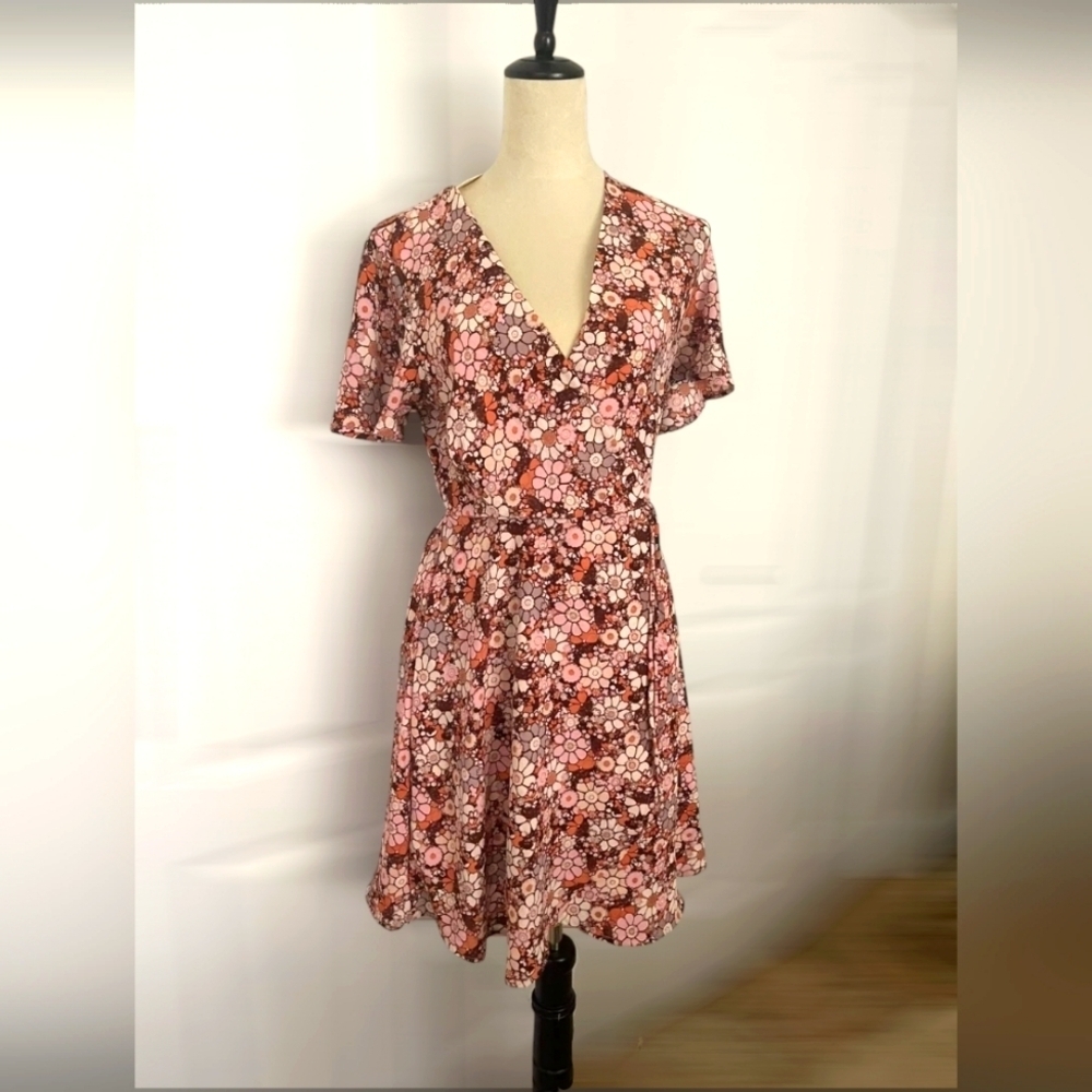 🌸✨ #143 Floral V-Neck Dress Size Small